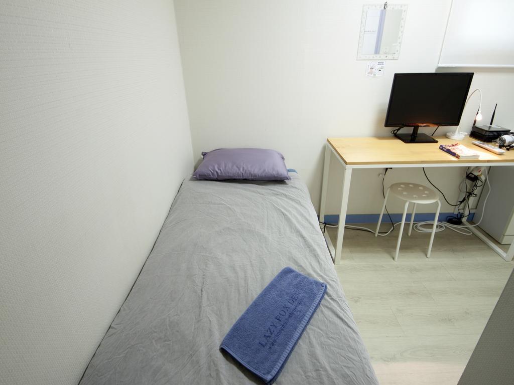 Lazy Fox Den Hostel *
