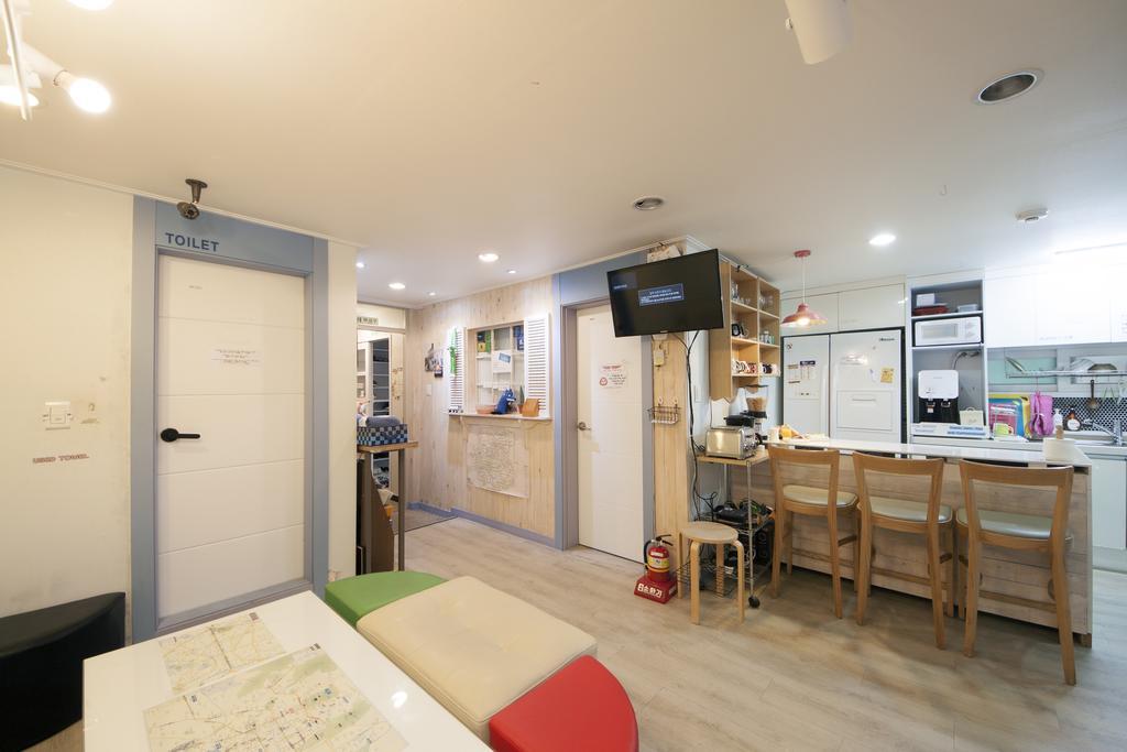 Lazy Fox Den Hostel *